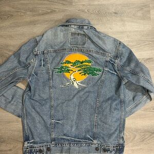 Levi’s Denim Trucker Jacket Men’s Size M Distressed